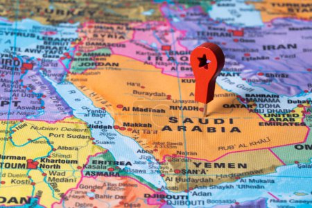 Rote Nadel, Punkt auf der Landkarte Saudi Arabiens. Konzept Reise Hintergrund