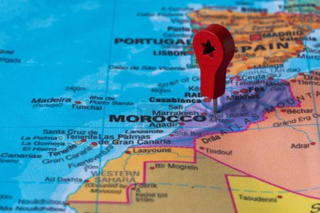 Rote Nadel, Punkt auf der Landkarte von Marokko. Konzept Reise Hintergrund
