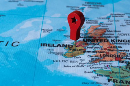 Foto de Red pin, punto en el mapa de Irlanda. Concepto de viaje fondo - Imagen libre de derechos