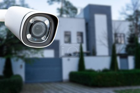 Téléchargez les photos : Caméra de sécurité et maison privée en arrière-plan - en image libre de droit