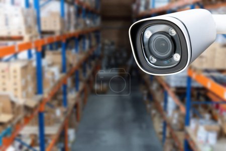 Téléchargez les photos : Caméra en circuit fermé Système de vidéosurveillance multi-angle sur fond d'entrepôt moderne. La notion de protection des biens - en image libre de droit
