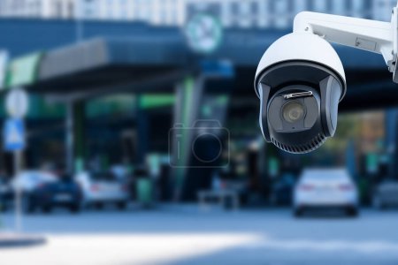 Foto de Primer plano de la cámara de seguridad CCTV o sistema de vigilancia en la estación de servicio - Imagen libre de derechos