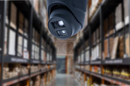 Téléchargez les photos : Système de vidéosurveillance CCTV dans un centre commercial arrière-plan flou supermarché - en image libre de droit