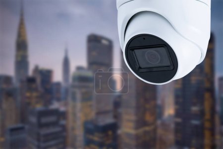 Téléchargez les photos : Surveillance vidéosurveillance, caméras de sécurité. Toile de fond avec vue sur la ville pendant le crépuscule - en image libre de droit