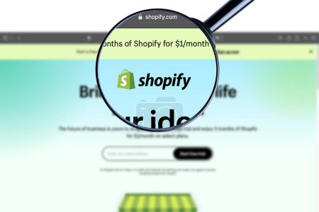 Téléchargez les photos : Los Angeles, Californie, États-Unis - 20 Martha 2023 : Éditorial illustratif de la page d'accueil du site Shopify. Logo Shopify visible à l'écran - en image libre de droit