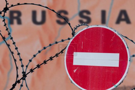 Russland hinter rostigen Stacheldrähten mit Schatten. Symbol der Unterdrückung der Freiheit in Russland