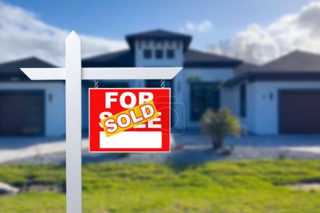 Téléchargez les photos : Maison vendue à vendre Se connecter devant une nouvelle maison - en image libre de droit