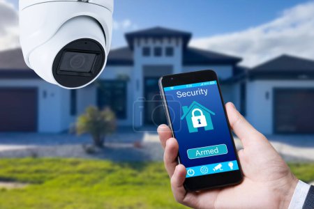 Téléchargez les photos : Caméra de sécurité et application maison intelligente, maison privée en arrière-plan - en image libre de droit