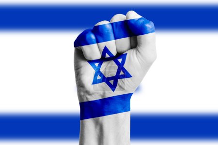 Poing de main d'homme du drapeau d'ISRAEL peint. Gros plan