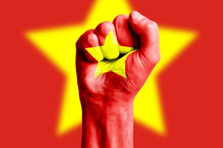 Téléchargez les photos : Poing de main d'homme du drapeau du VIETNAM peint. Gros plan - en image libre de droit