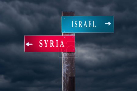 Téléchargez les photos : SYRIE vs ISRAEL, concept de conflit au Moyen-Orient. Panneaux de direction pointant vers différents côtés - en image libre de droit