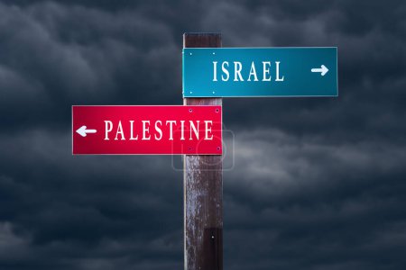 Téléchargez les photos : PALESTINE contre ISRAEL, concept de conflit au Moyen-Orient. Panneaux de direction pointant vers différents côtés - en image libre de droit