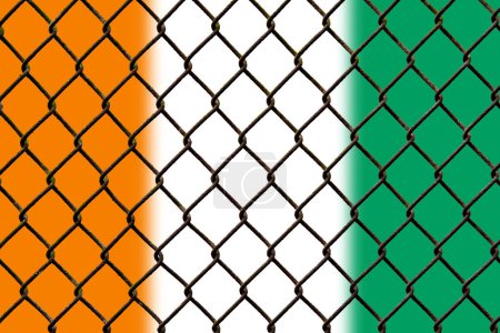 Téléchargez les photos : Une maille d'acier sur fond de drapeau Côte d'Ivoire - en image libre de droit