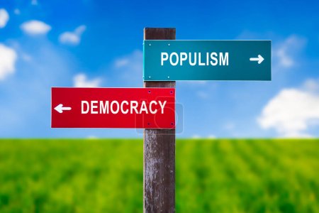 Téléchargez les photos : Populisme vs Démocratie - Panneau de signalisation avec deux options - voter pour l'établissement et le parti démocrate dominant vs élire des politiciens populistes démagogiques et la politique - en image libre de droit