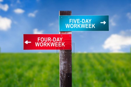 Téléchargez les photos : Semaine de travail de cinq jours contre quatre jours - Panneau routier avec deux options - en image libre de droit