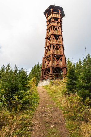 Tour de vue en bois sur la colline Milonova à Vsetinske vrchy montagnes au-dessus Velke Karlovice en République tchèque