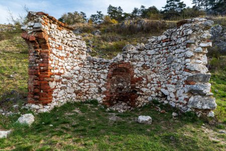 Téléchargez les photos : Ruines de Kaple sv. Chapelle Antonina au-dessus du village de Perna dans les monts Palava en République tchèque - en image libre de droit
