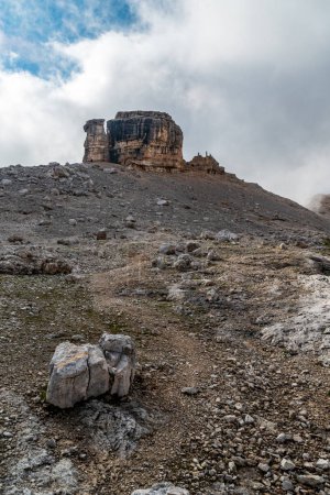 Téléchargez les photos : Monte Castello sommet de montagne avec refuge Bivacco della Pace à Fanes groupe de montagne dans les Dolomites - en image libre de droit