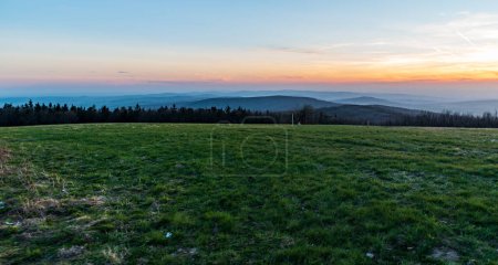 Foto de Vista desde la colina más alta de las montañas Bile Karpaty - Velka Javorina colina en checo - fronteras eslovacas durante la noche de primavera - Imagen libre de derechos