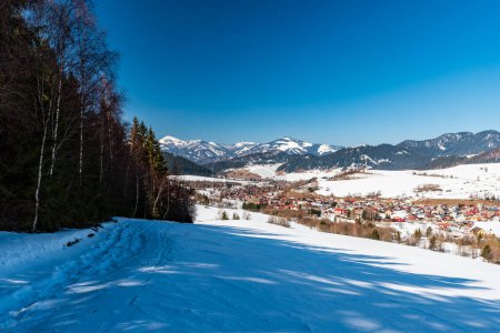 Téléchargez les photos : Liptovska Luzna village avec des collines de Nizke Tatry et VelkaFatra montagnes autour de la Slovaquie pendant la belle journée d'hiver - en image libre de droit