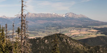 Foto de Vysoke Tatry montañas de Slema colina en Nizke Tatry montañas en Eslovaquia durante hermoso día de otoño - Imagen libre de derechos