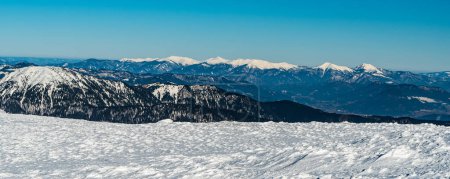Téléchargez les photos : Krivanska Mala Fatra mountains from hiking trail between Sedlo Durkovej and Chabenec hill in Nizke Tatry mountains in Slovakia during winter morning with clear sky - en image libre de droit