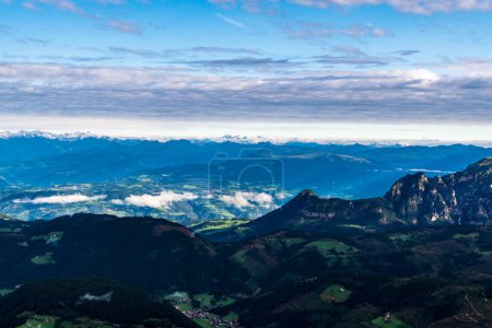 Téléchargez les photos : Vue du matin de Bivacco Mario Rigatti dans le groupe de montagne Latemar dans les Dolomites - en image libre de droit