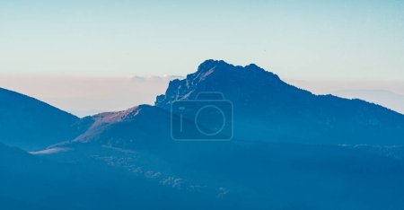 Téléchargez les photos : Velky Rozsutec et Osnica collines à Mala Fatra montagnes de Velky Choc colline à Chocske vrchy montagnes en Slovaquie pendant la journée d'automne avec un ciel bleu - en image libre de droit
