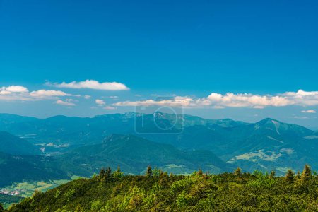 Téléchargez les photos : Une partie des montagnes de Mala Fatra de Stoh à collines Suchy de Velky Choc colline dans Chocske montagnes vrchy en Slovaquie - en image libre de droit