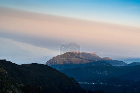 Téléchargez les photos : Vue de Punta Sao Lourenco depuis le sommet de la colline Pico Ruivo à Madère pendant la soirée de printemps - en image libre de droit