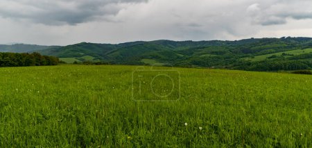 Foto de Primavera Bile Karpaty montañas en checo - frontera eslovaca - vista desde el prado en Horni Vysocka colina por encima de Nedasova Lhota pueblo - Imagen libre de derechos
