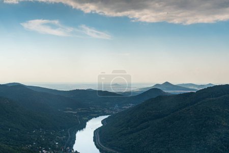 Téléchargez les photos : Labe rivière avec des collines de Cesks stredohori montagnes de Vysoky Ostry colline au-dessus Usti nad Labem en République tchèque - en image libre de droit