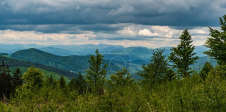 Foto de Cercano colinas de Strazovske vrchy y la parte más meridional de las montañas Mala Fatra de Kanur colina en las montañas de Bile Karpaty en las fronteras checas eslovacas - Imagen libre de derechos