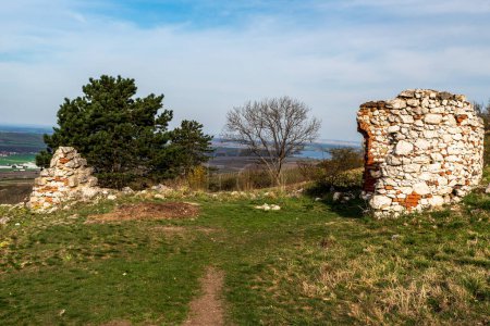 Téléchargez les photos : Ruines de Kaple svateho Antonina au-dessus du village de Perna dans les montagnes de Palava en République tchèque lors d'une belle journée de printemps - en image libre de droit