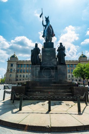 Téléchargez les photos : Statue de sv. Vaclav avec la construction de Narodni muzeum sur le fond de la place Vaclavske namesti à Prague en République tchèque - en image libre de droit