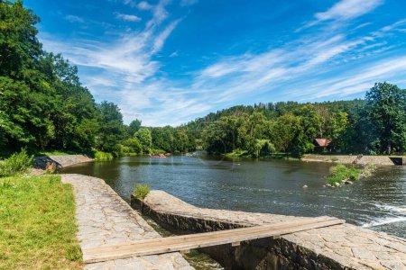 Journée d'été sur la rivière Sazava près de la ville historique de Sazava en République tchèque