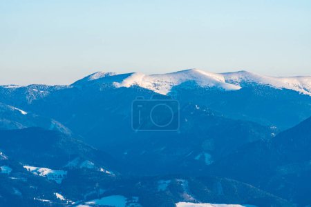 Foto de Ostredok colina en Velka Fatra montañas de Mincol colina en Mala Fatra montañas en Eslovaquia durante el día de invierno con el cielo despejado - Imagen libre de derechos