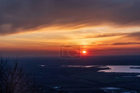 Téléchargez les photos : Coucher de soleil avec ciel coloré et nuages de la colline Devin dans les montagnes Palava en République tchèque - en image libre de droit