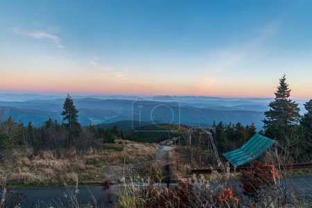 Téléchargez les photos : Vue depuis la colline de Lysa hora à Moravskoslezske Montagnes Beskydy en République tchèque pendant le coucher du soleil d'automne - en image libre de droit