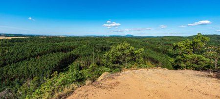 Vista desde Cap Hill en CHKO Kokorinsko - Machuv kraj en República Checa durante hermoso día de verano
