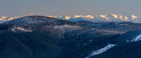 Travny hill in Moravskoslezske Beskydy Berge mit Tatra-Gebirge im Hintergrund bei schönem Wintertag - Blick vom Wanderweg unterhalb des Lysa hora Hügels