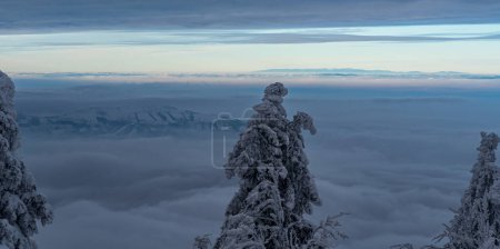 Jeseniky Gebirge über Wolken vom Lysa hora Hügel in Moravskoslezske Beskydy Gebirge in der Tschechischen Republik während der Winde