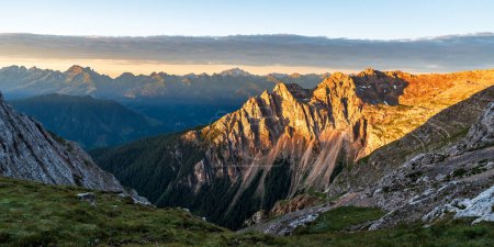 Blick vom Bivacco Mario Rigatti in der Latemar-Gebirgsgruppe in den Dolomiten in Italien am frühen Morgen mit näheren Gipfeln des Latemar und Fiemme-Gebirges im Hintergrund