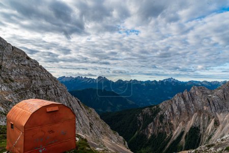 Téléchargez les photos : Bivacco Mario Rigatti sur Forcella Grande del Latemar sur le groupe de montagne Latemar dans les Dolomites avec des sommets de montagnes Fiemme sur le fond - en image libre de droit