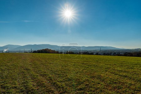 Moravskoslezske Montañas Beskydy del prado cerca del pueblo de Vendryne en la República Checa durante el hermoso día de otoño con cielo despejado