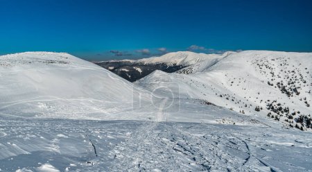 Schöner Wintertag in der Niederen Tatra in der Slowakei - Aussicht vom Wanderweg unterhalb des Gipfels Velka hola