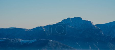 Velky Rozsutec und Maly Rozsutec Berge in Mala Fatra in der Slowakei im Winter - Blick vom Gipfel Velka Raca in Kysucke Beskiden