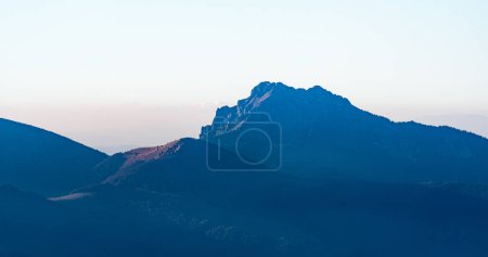 Téléchargez les photos : Lowe Osnica et hautes collines rocheuses Velky Rozsutec à Mala Fatra montagnes de Velky Choc colline dans Chocske montagnes vrchy en Slovaquie - en image libre de droit