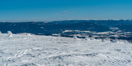 Jeseniky Gebirge mit Keprnik und Praded Hügel von Kralicky Sneznik Gipfel im Winter Tag mit klarem Himmel