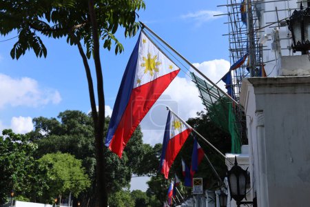 Bandera nacional filipina izada en el Palacio de Malacanang, Manila, Filipinas